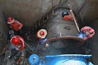 連夜搶修供水爆管！5輛送水車同時出動！